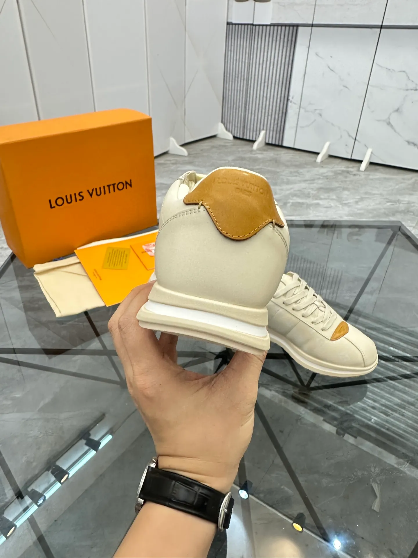 Men's shoes: 💰P700¥ Top quality Product trademark: LV* "Louis Vuitton*" low-top casual shoes Regular size: 35-45 (can be customized to 46) Couple style Product materials: Imported cowhide upper, breathable lining, original outsole. Number: two